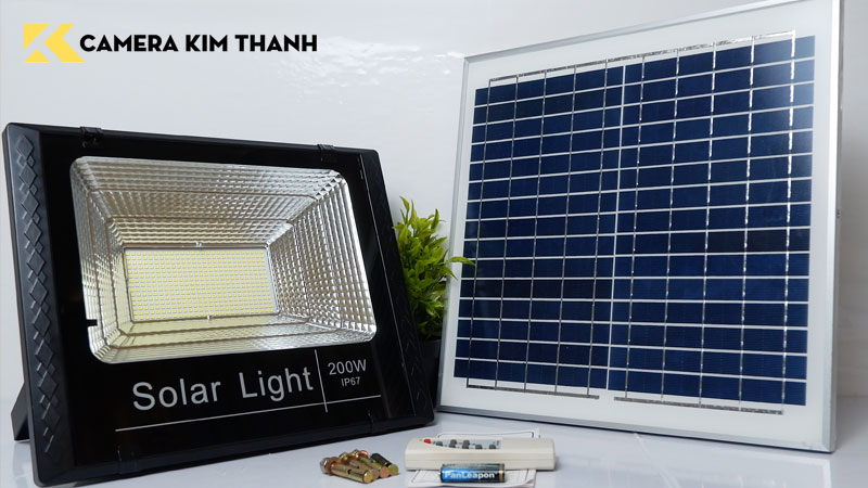 doi-net-ve-den-nang-luong-mat-troi-200w-camerakimthanh
